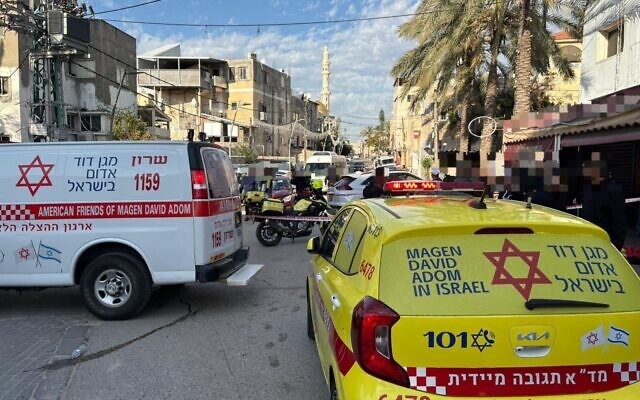 Des ambulanciers arrivent sur les lieux d'une fusillade à Jisr az-Zarqa, le 21 décembre 2025. (Crédit : Magen David Adom)