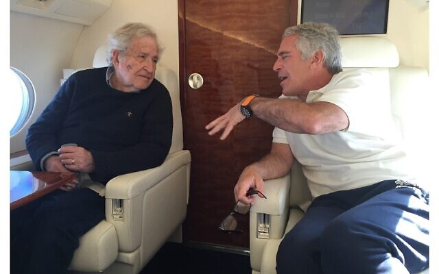 Jeffrey Epstein, à droite, s'entretient avec le linguiste et activiste de gauche Noam Chomsky à bord du jet privé d'Epstein, sur une photo non datée figurant parmi un lot de 68 images provenant de la succession du délinquant sexuel condamné, qui ont été rendues publiques par les démocrates du Congrès américain le 18 décembre 2025. (Crédit : Démocrates de la commission de surveillance de la Chambre des représentants)