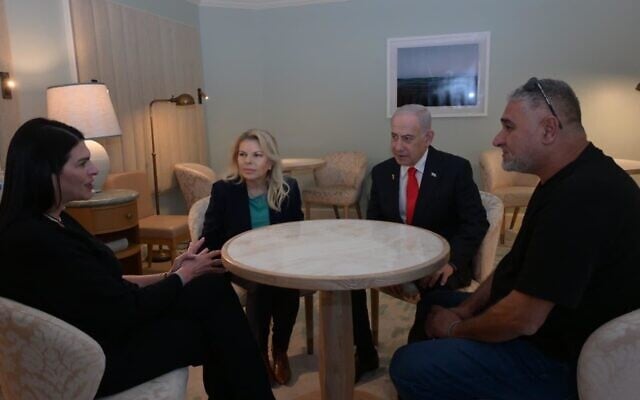 Le Premier ministre Benjamin Netanyahu et son épouse, Sara Netanyahu, rencontrent Talik et Itzik Gvili, les parents de Ran Gvili, le dernier otage dont le corps n'a pas encore été rapatrié de Gaza, en Floride, le 29 décembre 2025. (Crédit : Amos Ben Gershom/GPO)