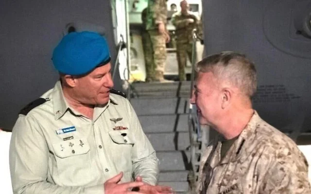 Le commandant du CENTCOM américain Kenneth McKenzie (à droite) en compagnie du major général Hidai Zilberman, attaché militaire israélien aux États-Unis, après son atterrissage en Israël, le 2 mars 2022 (Crédit : Tsahal)