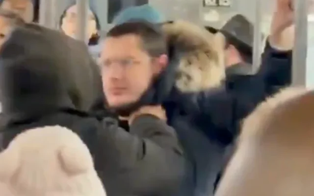 Un juif orthodoxe est agressé dans le métro de New York, le 15 décembre 2025. (Capture d'écran : X)