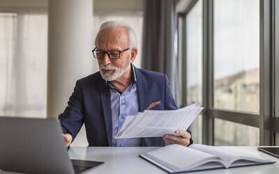 Un entrepreneur consulte son agenda professionnel. (Crédit : Moon Safari, sur iStock by Getty Images)