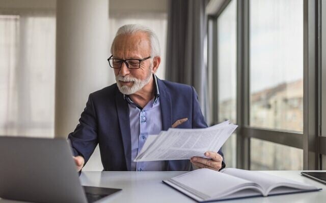 Un entrepreneur consulte son agenda professionnel. (Crédit : Moon Safari, sur iStock by Getty Images) Un entrepreneur consulte son agenda professionnel. (Crédit : Moon Safari, sur iStock by Getty Images)