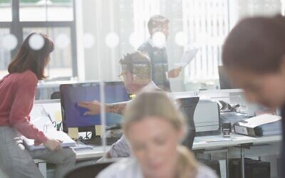 Illustration : des employés travaillent dans un bureau au Royaume-Uni. (Crédit : Tom Merton/iStock)