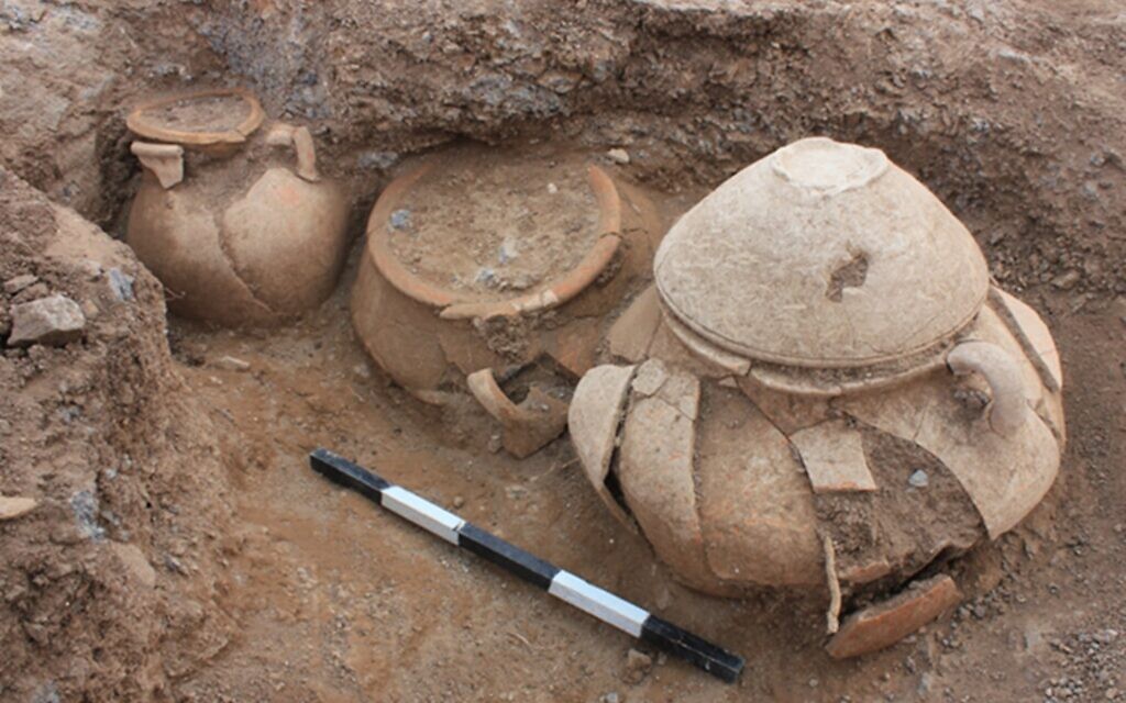 Une tombe vieille de 2 700 ans contenant un trésor d'objets décorés a été découverte sur le site de Horvat Tevet, dans la vallée de Jezréel (nord d'Israël), comme l'annonce une étude publiée dans la revue Tel Aviv en octobre 2025. (Crédit : Rachel Lundeman - Autorisation d'Omer Sergi et Karen Covello-Paran/Expédition Horvat Tevet)