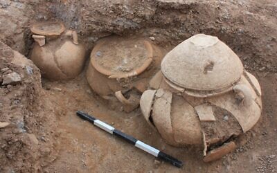 Une tombe vieille de 2 700 ans contenant un trésor d'objets décorés a été découverte sur le site de Horvat Tevet, dans la vallée de Jezréel (nord d'Israël), comme l'annonce une étude publiée dans la revue Tel Aviv en octobre 2025. (Crédit : Rachel Lundeman - Autorisation d'Omer Sergi et Karen Covello-Paran/Expédition Horvat Tevet)