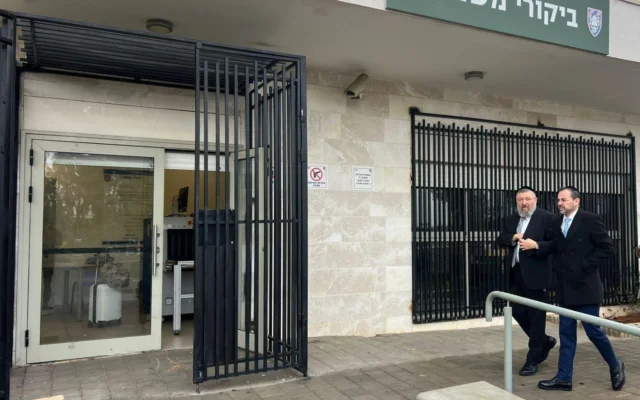 Les députés Yoav Ben-Tzur (à gauche) et Uriel Buso (Shas) rendent visite à des étudiants des yeshivot détenus dans une prison militaire pour refus de servir, le 11 décembre 2025. (Crédit : Porte-parole/Shas) Les députés Yoav Ben-Tzur (à gauche) et Uriel Buso (Shas) rendent visite à des étudiants des yeshivot détenus dans une prison militaire pour refus de servir, le 11 décembre 2025. (Crédit : Porte-parole/Shas)