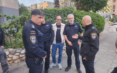 La police sur les lieux d'un meurtre-suicide présumé, à Bat Yam, le 21 décembre 2025. (Crédit : Police israélienne)