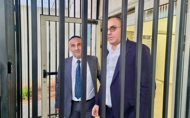 Les députés du Shas Moshe Abutbul et Yonatan Mashriki rendent visite à des insoumis haredim détenus dans une prison militaire, le 2 décembre 2025. (Crédit : Autorisation/Shas)