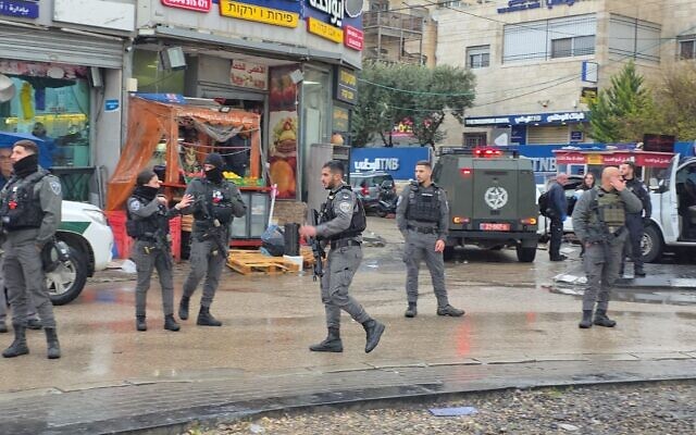 Des policiers et des agents de la police des frontières recherchant un conducteur qui a percuté, et blessé, un policier, le blessant légèrement, dans le nord de Jérusalem, le 28 décembre 2025. (Crédit : Police israélienne)