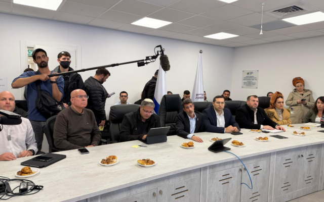Le parti Otzma Yehudit du ministre de la Sécurité intérieure Itamar Ben Gvir tient sa réunion hebdomadaire dans la ville de Kiryat Shmona, dans le nord du pays, le 29 décembre 2025. (Autorisation) Le parti Otzma Yehudit du ministre de la Sécurité intérieure Itamar Ben Gvir tient sa réunion hebdomadaire dans la ville de Kiryat Shmona, dans le nord du pays, le 29 décembre 2025. (Autorisation)