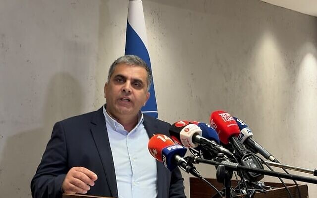 Le ministre de l’Immigration et de l’Intégration, Ofir Sofer, lors d'une conférence de presse à la Knesset, le 1ᵉʳ décembre 2025. (Crédit : Sam Sokol/Times of Israel)