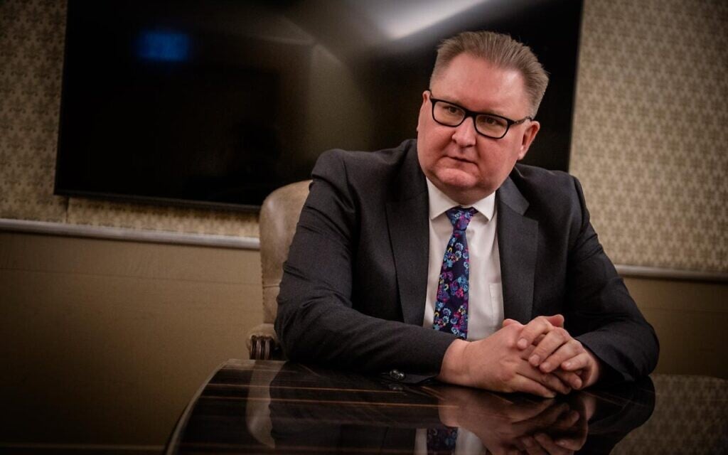 Le vice-Premier ministre ukrainien Taras Kachka s'adresse au Times of Israel à Jérusalem, le 4 décembre 2025. (Crédit : Ambassade d'Ukraine en Israël)