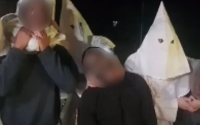 Une soirée organisée par un club de parachutisme où les participants se sont déguisés en membres du Ku Klux Klan, dans l'Aube, en France. (Capture d'écran) Une soirée organisée par un club de parachutisme où les participants se sont déguisés en membres du Ku Klux Klan, dans l'Aube, en France. (Capture d'écran)