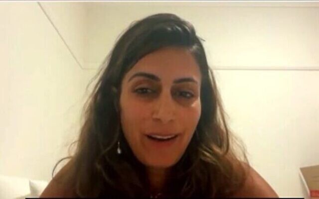 Livnat Avrahami, qui se trouvait à proximité lors de l'attaque terroriste meurtrière de Bondi Beach, à Sydney, le 14 décembre 2025. (Crédit : Capture d'écran/N12)