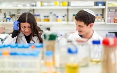 Tamar Noy, à gauche, et Aviezer Silverman au laboratoire Melamed de l'Université hébraïque de Jérusalem. (Crédit : Autorisation/Yosef Adest)