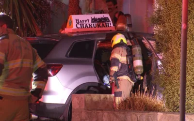 Des responsables australiens examinent une voiture portant une pancarte « Joyeux Hanoukka » dont l'intérieur a été incendié, vraisemblablement à l'aide d'un cocktail Molotov, dans le quartier de St Kilda East à Melbourne, le 24 décembre 2025. (Crédit : capture d'écran ; utilisée conformément à l'article 27a de la loi sur le droit d'auteur) Des responsables australiens examinent une voiture portant une pancarte « Joyeux Hanoukka » dont l'intérieur a été incendié, vraisemblablement à l'aide d'un cocktail Molotov, dans le quartier de St Kilda East à Melbourne, le 24 décembre 2025. (Crédit : capture d'écran ; utilisée conformément à l'article 27a de la loi sur le droit d'auteur)