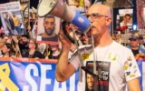 Gideon Rosenberg, directeur des ressources humaines et directeur juridique adjoint de Nvidia Israël, avec les familles des otages pour réclamer la libération de leurs proches détenus dans la bande de Gaza, au mois de novembre 2023. (Crédit : Uriel Even Sapir)