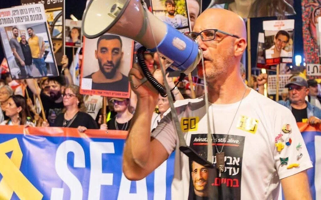 Gideon Rosenberg, directeur des ressources humaines et directeur juridique adjoint de Nvidia Israël, avec les familles des otages pour réclamer la libération de leurs proches détenus dans la bande de Gaza, au mois de novembre 2023. (Crédit : Uriel Even Sapir) Gideon Rosenberg, directeur des ressources humaines et directeur juridique adjoint de Nvidia Israël, avec les familles des otages pour réclamer la libération de leurs proches détenus dans la bande de Gaza, au mois de novembre 2023. (Crédit : Uriel Even Sapir)