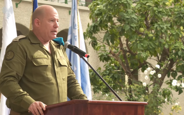 Le général de division Hidai Zilberman, nouveau chef du Directorat de la Planification, s'exprimant lors d'une cérémonie de passation de pouvoir, aux quartiers généraux de l'armée de la Kirya, à Tel Aviv, le 21 décembre 2025. (Crédit : Capture d'écran/Armée israélienne)