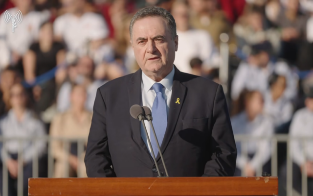 Le ministre de la Défense, Israel Katz, s'exprimant lors d'une cérémonie de remise des diplômes aux pilotes, à la base aérienne de Hatzerim, le 24 décembre 2025. (Crédit : Capture d'écran/Armée israélienne)