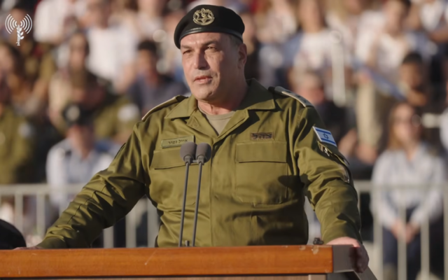 Le chef d'état-major de l'armée israélienne, le lieutenant-général Eyal Zamir, s'exprimant lors d'une cérémonie de remise des diplômes aux pilotes, à la base aérienne de Hatzerim, le 24 décembre 2025. (Crédit : Capture d'écran/Armée israélienne) Le chef d'état-major de l'armée israélienne, le lieutenant-général Eyal Zamir, s'exprimant lors d'une cérémonie de remise des diplômes aux pilotes, à la base aérienne de Hatzerim, le 24 décembre 2025. (Crédit : Capture d'écran/Armée israélienne)