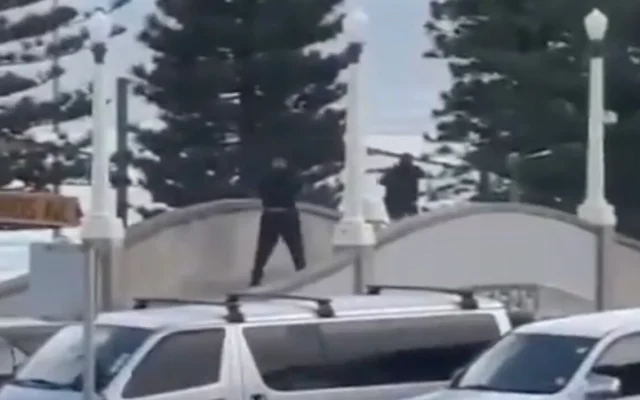 Des tireurs, à Bondi Beach, à Sydney, le 14 décembre 2025. (Crédit : Capture d'écran d'une vidéo/X ; utilisée conformément à la clause 27a de la loi sur le droit d'auteur)