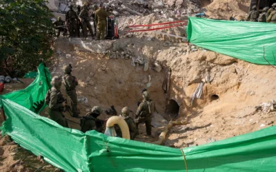 Des soldats de Tsahal se tiennent près de l’entrée d’un tunnel où le corps du lieutenant Hadar Goldin était retenu, dans la région de Rafah, au sud de la bande de Gaza, le 8 décembre 2025. (Crédit : Emanuel Fabian/Times of Israel)