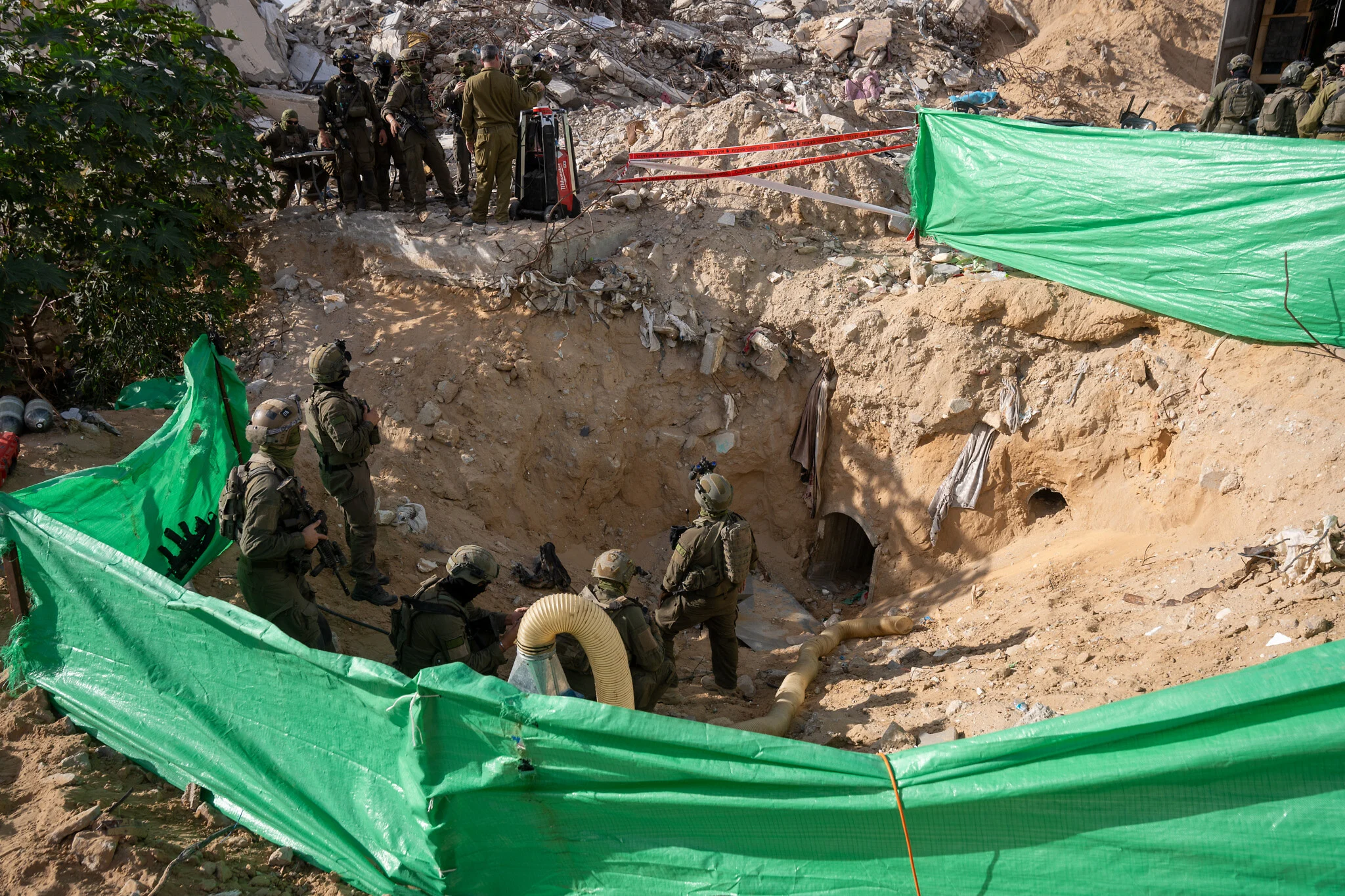Des soldats de Tsahal se tiennent près de l’entrée d’un tunnel où le corps du lieutenant Hadar Goldin était retenu, dans la région de Rafah, au sud de la bande de Gaza, le 8 décembre 2025. (Crédit : Emanuel Fabian/Times of Israel) Des soldats de Tsahal se tiennent près de l’entrée d’un tunnel où le corps du lieutenant Hadar Goldin était retenu, dans la région de Rafah, au sud de la bande de Gaza, le 8 décembre 2025. (Crédit : Emanuel Fabian/Times of Israel)