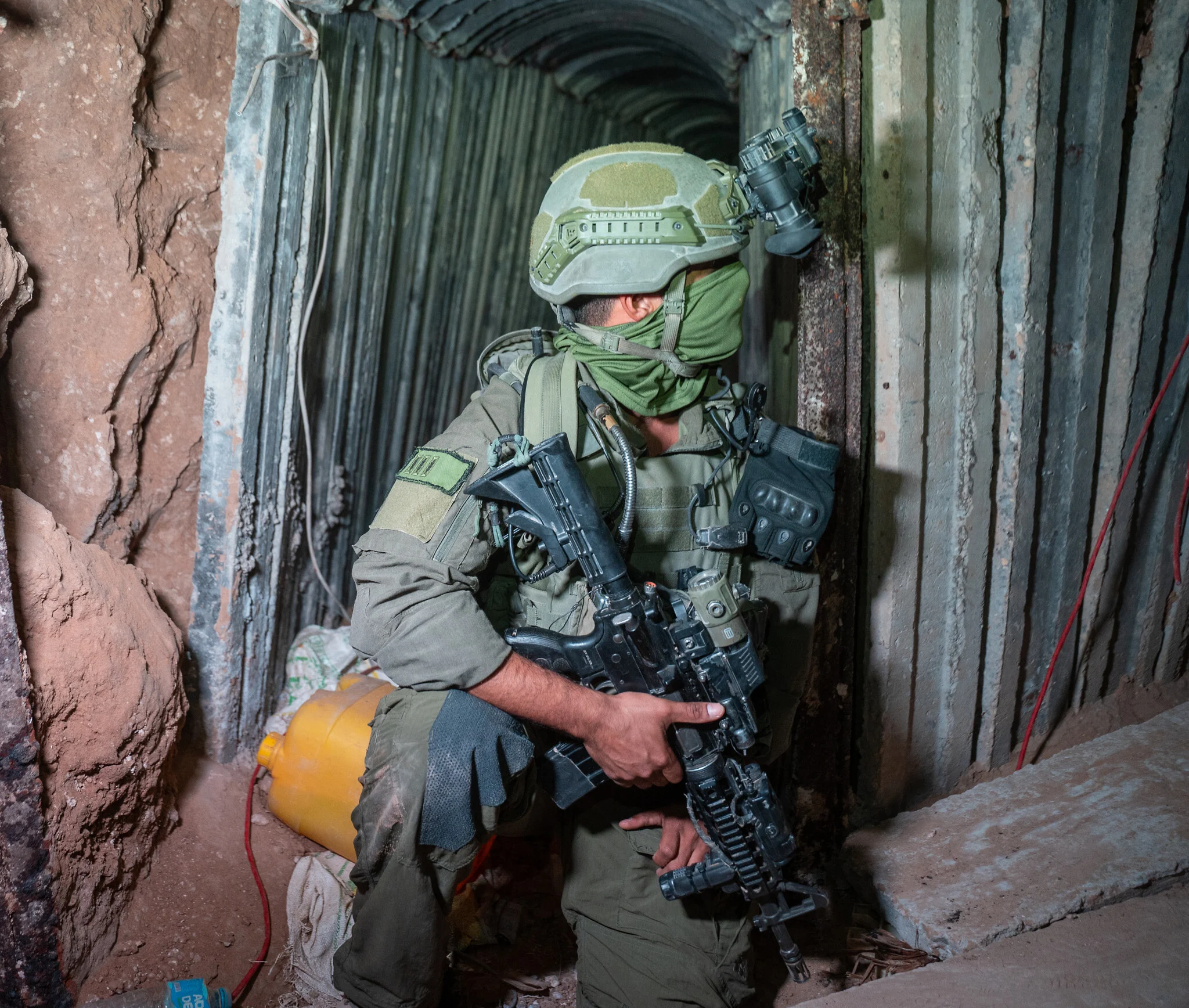 Un officier de l’unité d’élite Yahalom est vu à l’intérieur d’un tunnel où le corps du lieutenant Hadar Goldin était retenu, dans la région de Rafah, au sud de la bande de Gaza, le 8 décembre 2025. (Crédit : Emanuel Fabian/Times of Israel) Un officier de l’unité d’élite Yahalom est vu à l’intérieur d’un tunnel où le corps du lieutenant Hadar Goldin était retenu, dans la région de Rafah, au sud de la bande de Gaza, le 8 décembre 2025. (Crédit : Emanuel Fabian/Times of Israel)
