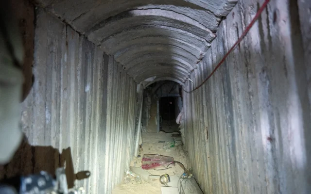 L’intérieur d’un tunnel où le corps du lieutenant Hadar Goldin était retenu, dans la région de Rafah, au sud de la bande de Gaza, le 8 décembre 2025. (Crédit : Emanuel Fabian/Times of Israel)