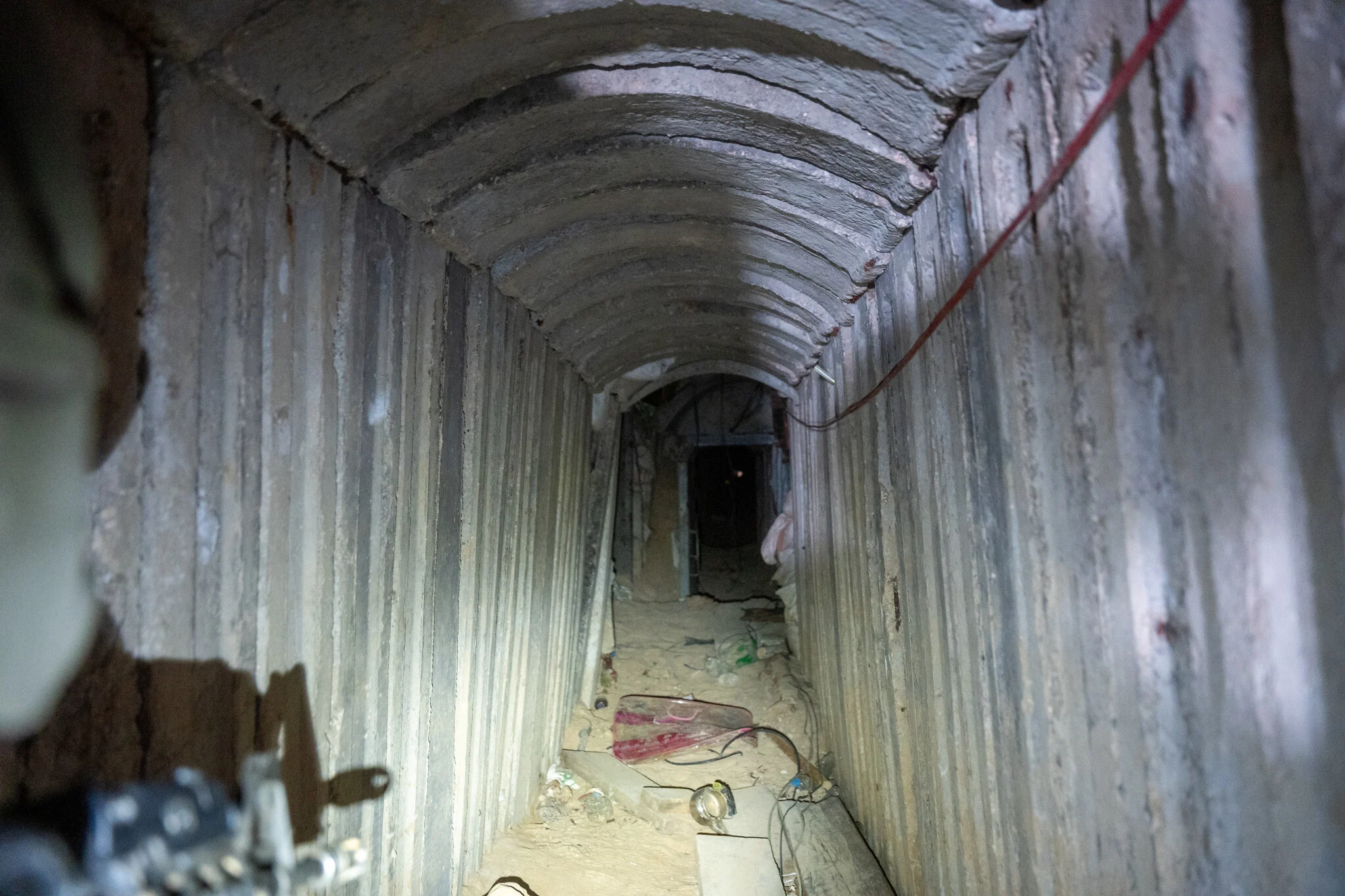 L’intérieur d’un tunnel où le corps du lieutenant Hadar Goldin était retenu, dans la région de Rafah, au sud de la bande de Gaza, le 8 décembre 2025. (Crédit : Emanuel Fabian/Times of Israel) L’intérieur d’un tunnel où le corps du lieutenant Hadar Goldin était retenu, dans la région de Rafah, au sud de la bande de Gaza, le 8 décembre 2025. (Crédit : Emanuel Fabian/Times of Israel)