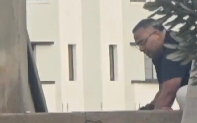 Sajid Akram, lors de la fusillade terroriste de Bondi Beach, à Sydney, le 14 décembre 2025. (Crédit : Capture d'écran/Sky News)