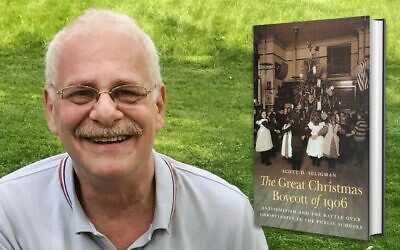 Dans « The Great Christmas Boycott of 1906 » (Le grand boycott de Noël de 1906), Scott D. Seligman examine comment un conflit apparemment local dans une école de Brooklyn a dégénéré en un cas d'école sur les sujets de la liberté religieuse et de l'appartenance civique. (Crédit : Nebraska University Press via JTA)