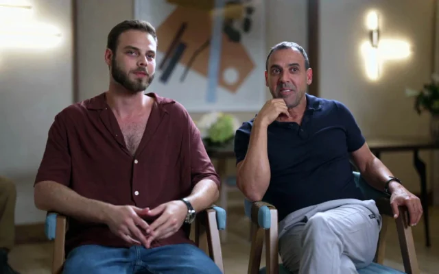 Alon Ohel (à gauche) et Eli Sharabi (à droite) parlent de leur captivité par le Hamas, dans une interview diffusée le 4 décembre 2025. (Crédit : Capture d’écran/N12)