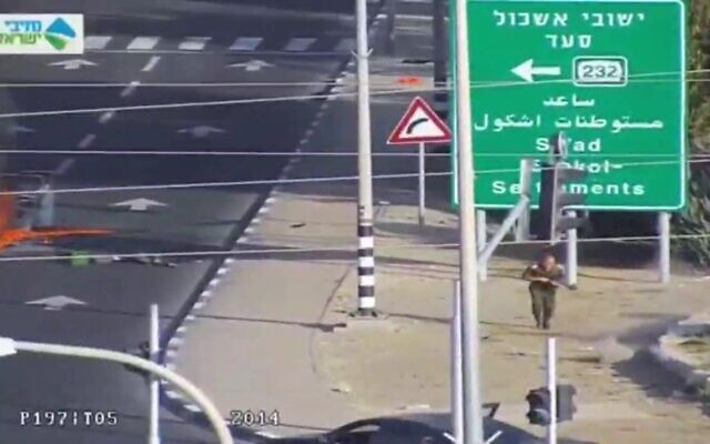 Ces images prises par une caméra de circulation le 7 octobre 2023 du brigadier général Roman Gofman échangeant des tirs avec des terroristes du Hamas au carrefour de Shaar HaNegev, dans le sud d'Israël. (Crédit : Compagnie nationale des infrastructures de transport - Netivei Yisrael)