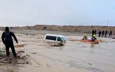 Un véhicule est pris au piège au milieu d'une inondation dans le sud d'Israël, le 28 décembre 2025. (Crédit : Capture d'écran via Kan sur X, utilisée conformément à la clause 27a de la loi sur le droit d'auteur)