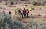 Capture d'écran d'une vidéo des services d'urgence en train de récupérer le corps d'un homme emporté par une crue soudaine, le 30 décembre 2025. (X)