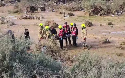 Capture d'écran d'une vidéo des services d'urgence en train de récupérer le corps d'un homme emporté par une crue soudaine, le 30 décembre 2025. (X) Capture d'écran d'une vidéo des services d'urgence en train de récupérer le corps d'un homme emporté par une crue soudaine, le 30 décembre 2025. (X)