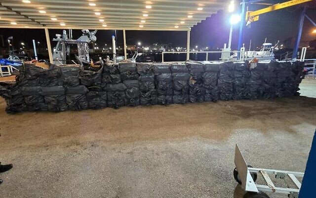 Des boîtes de paquets de cigarettes saisies par la police après l'arrestation de deux hommes qui tentaient de faire passer clandestinement ces marchandises en Israël, dans la nuit du 15 décembre 2025. (Crédit : Police israélienne)
