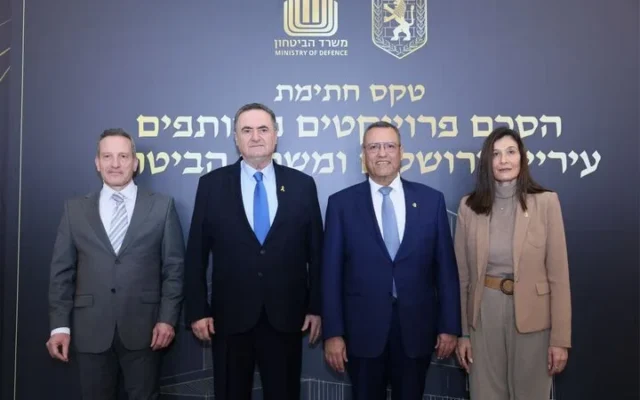 De gauche à droite : Amir Baram, directeur général du ministère de la Défense, Israel Katz, ministre de la Défense, Moshe Lion, maire de Jérusalem, et Ariela Rejwan, directrice générale de la municipalité de Jérusalem, lors d'une cérémonie marquant la signature d'un accord majeur, à Jérusalem, le 15 décembre 2025. (Crédit : Arnon Busani/Municipalité de Jérusalem)