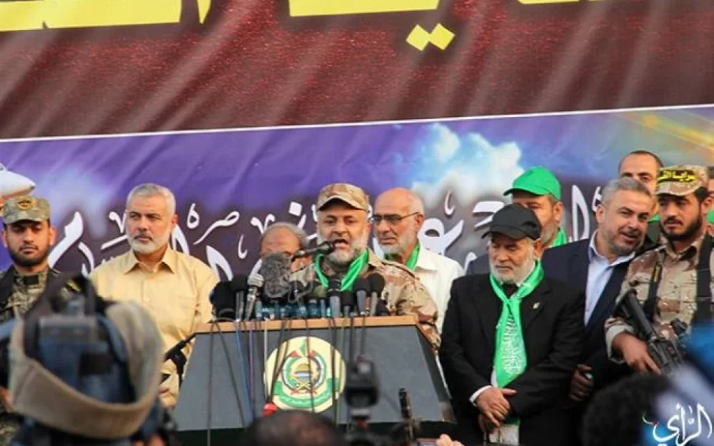 Le haut commandant du Hamas Raad Saad (au centre) aux côtés du responsable du Hamas Ismail Haniyeh (à gauche) et d'autres membres du groupe terroriste, photo non-datée (Crédit : réseaux sociaux )