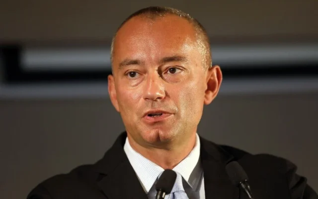 L'envoyé spécial des Nations unies pour le Moyen-Orient, Nickolay Mladenov, s'exprimant lors d'une conférence de presse, à Jérusalem, le 25 juin 2020. (Crédit : Menahem Kahana/AFP)