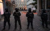Des policiers armés montant la garde avant l’arrivée du chancelier autrichien Kurz et du président du Conseil européen pour rendre hommage aux victimes de l’attentat terroriste à Vienne, en Autriche, le 9 novembre 2020. (Crédit : Joe Klamar/AFP)