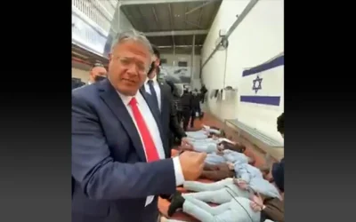 Le ministre de la Sécurité nationale Itamar Ben Gvir aux côtés de prisonniers palestiniens ligotés, le 31 octobre 2025. (Crédit : Capture d'écran/Telegram/Itamar Ben Gvir)