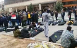 Capture d’écran diffusée sur les réseaux sociaux montrerait des images d’une morgue avec des dizaines de corps et de personnes en deuil après la répression menée dans la banlieue de la capitale iranienne, à Kahrizak, dans la province de Téhéran, provenant de vidéos tournées entre le 9 et le 11 janvier 2026. (Crédit : UGC/AP)