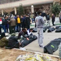 Capture d’écran diffusée sur les réseaux sociaux montrerait des images d’une morgue avec des dizaines de corps et de personnes en deuil après la répression menée dans la banlieue de la capitale iranienne, à Kahrizak, dans la province de Téhéran, provenant de vidéos tournées entre le 9 et le 11 janvier 2026. (Crédit : UGC/AP)