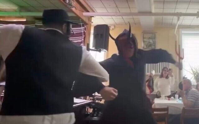 "Moshko", le Juif, danse avec le diable lors d'un spectacle orthodoxe ukrainien de Noël organisé dans le New Jersey le 11 janvier 2026. (Crédit : Capture d'écran via Facebook via JTA)