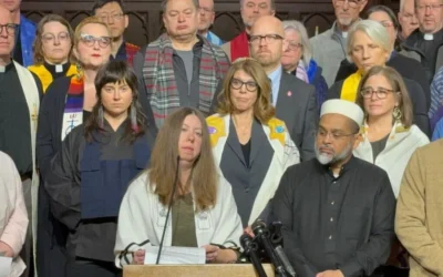 La rabbin Tamar Magill-Grimm, de la congrégation conservatrice Beth Jacob à Mendota Heights, dans le Minnesota, s'exprime avec d'autres responsables religieux contre les opérations des services de l'immigration et des douanes dans les Twin Cities lors d'une conférence de presse dans une église luthérienne à St. Paul, le 20 janvier 2026. Les chantres locaux Tamar Havilio et Rachel Stock Spilker se trouvent derrière Magill-Grimm, à droite. (Avec l'aimable autorisation de TC Jewfolk via la JTA) La rabbin Tamar Magill-Grimm, de la congrégation conservatrice Beth Jacob à Mendota Heights, dans le Minnesota, s'exprime avec d'autres responsables religieux contre les opérations des services de l'immigration et des douanes dans les Twin Cities lors d'une conférence de presse dans une église luthérienne à St. Paul, le 20 janvier 2026. Les chantres locaux Tamar Havilio et Rachel Stock Spilker se trouvent derrière Magill-Grimm, à droite. (Avec l'aimable autorisation de TC Jewfolk via la JTA)