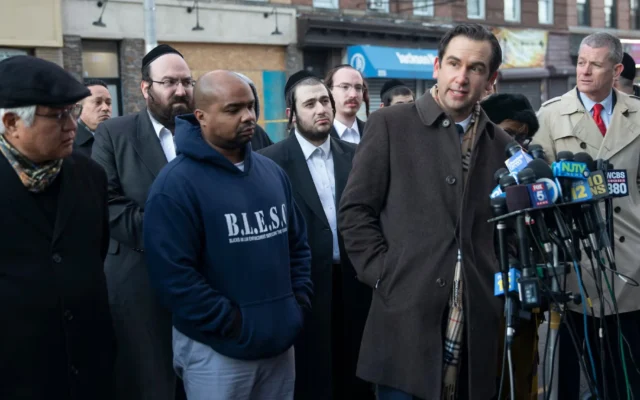 Le maire de Jersey City, Steven Fulop, s'adresse aux journalistes sur les lieux d'une fusillade survenue dans un marché casher, le 11 décembre 2019. (Crédit : Jennifer Brown/Ville de Jersey City via JTA)